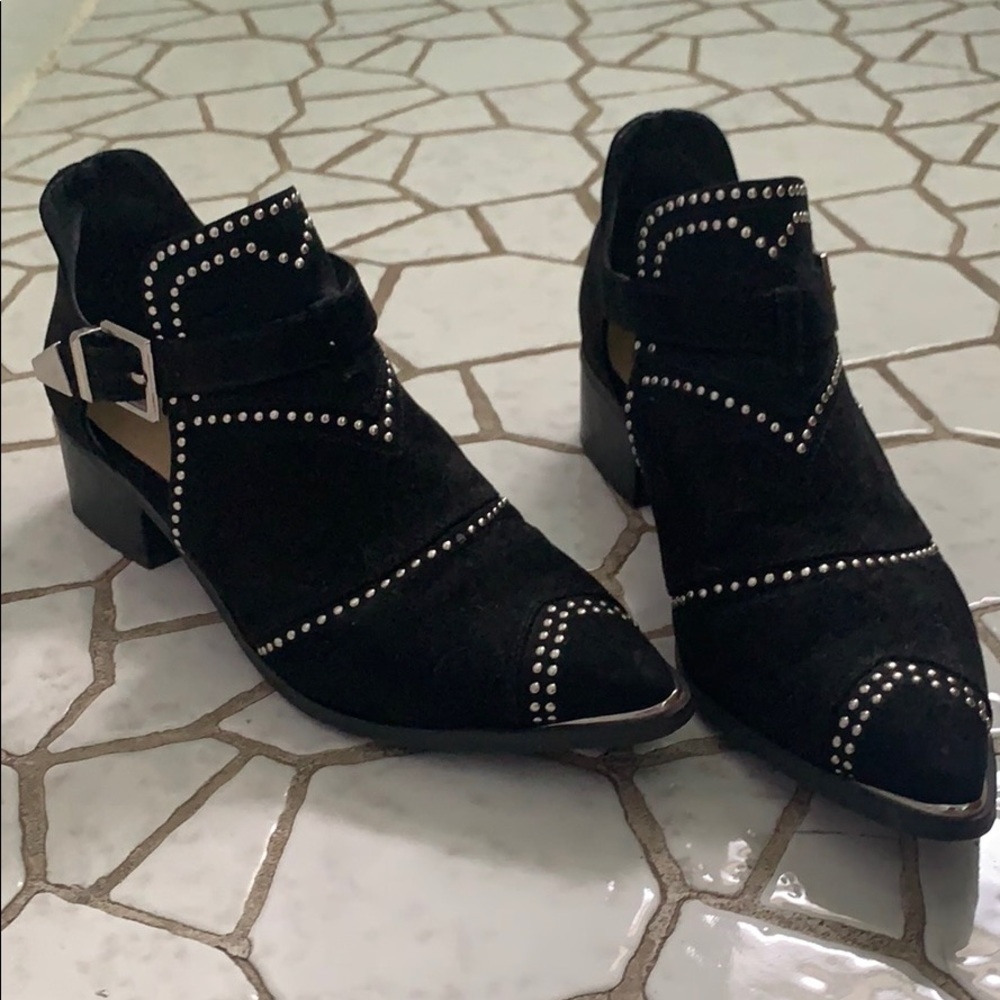 Black pointed booties